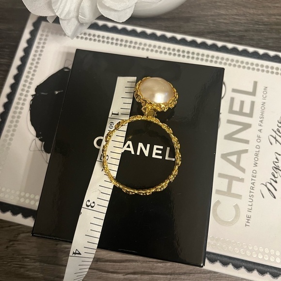 BEAUTIFUL Chanel Vintage XL Gold Pearl Hoop Clip On Earrings - Picture 9 of 13